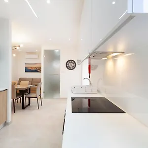 Fl56 - New 3storey House - Private Entrance & Roof Appartamento